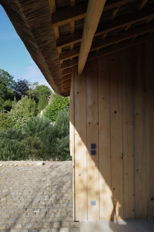 Une piscine et son pool house